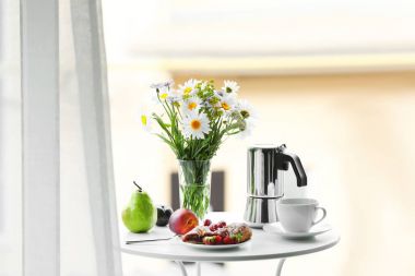 Lezzetli kahvaltı ile tablo 