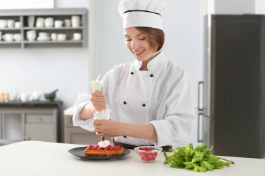 Kadın Şef tatlı dekorasyon 