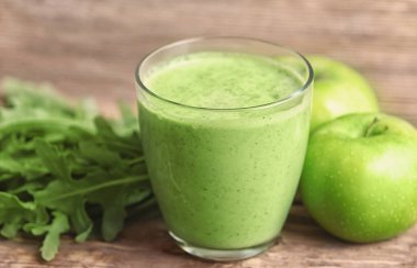 Bardak yeşil smoothie, roka ve elma 