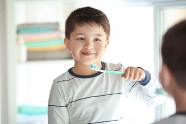 Sevimli küçük çocuk evde Diş Temizleme