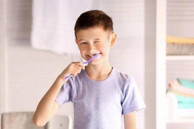 Sevimli küçük çocuk evde Diş Temizleme
