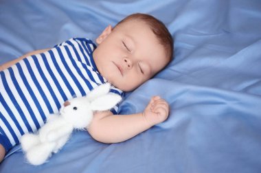 Yatakta uyuyan tatlı bir bebek.