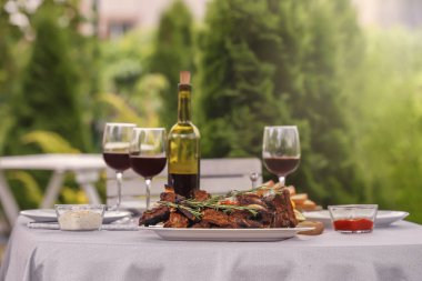 Lezzetli kaburga hizmet