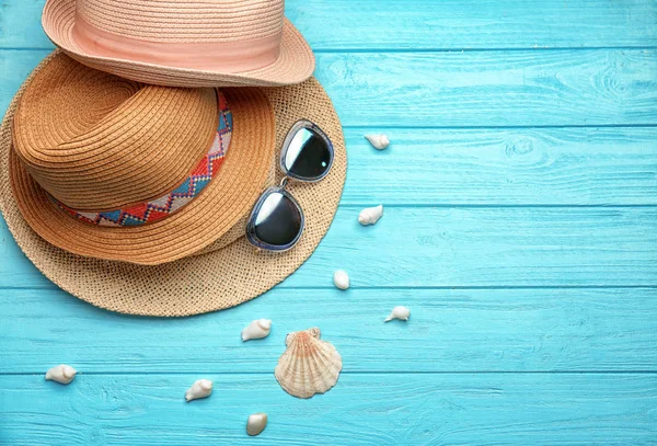 Composition with hats and sunglasses — Stock Photo, Image