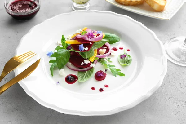 Plaka tablo yararlı pancar salatası ile