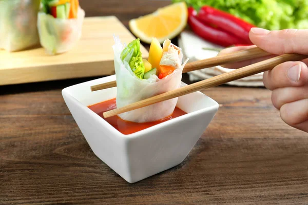 Ręka gospodarstwa spring roll — Zdjęcie stockowe