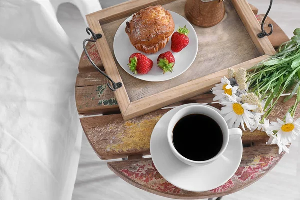 在床附近的桌子上的轻的早餐 — 图库照片