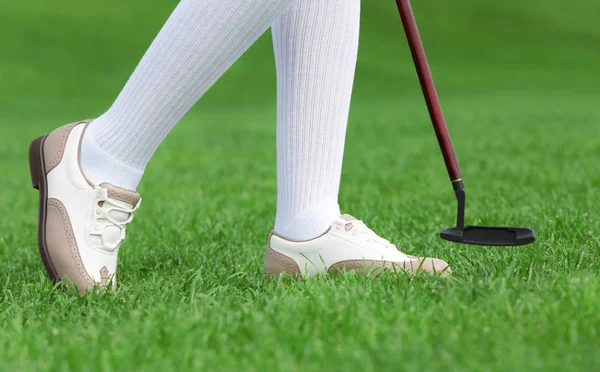 Ноги молодого гольфиста на поле — стоковое фото