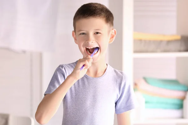 Bonito menino limpando os dentes em casa — Fotografia de Stock