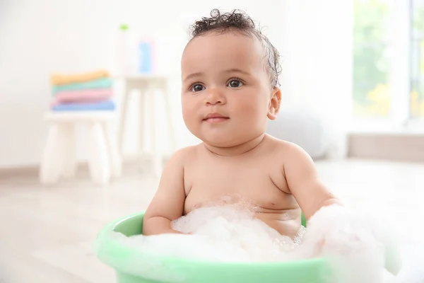 Baby wassen in bad bekken — Stockfoto