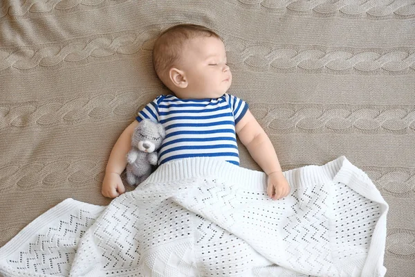 침대에서 자는 귀여운 아기 — 스톡 사진
