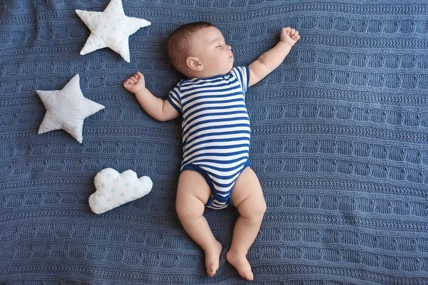 Niedliches kleines Baby schläft auf dem Bett — Stockfoto