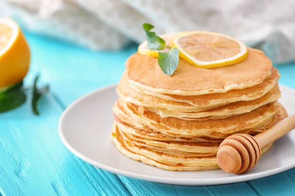 Placa con deliciosos panqueques — Foto de Stock