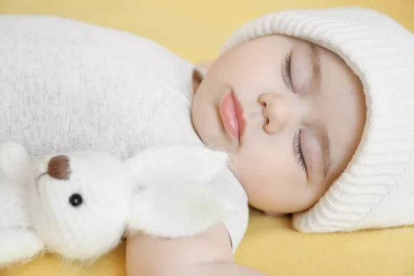 Yatakta uyuyan tatlı bir bebek. — Stok fotoğraf
