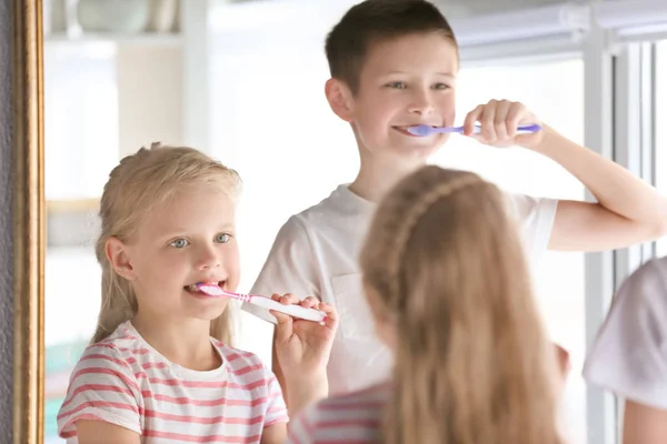 Słodkie dzieci czyszczenia zębów w domu — Zdjęcie stockowe