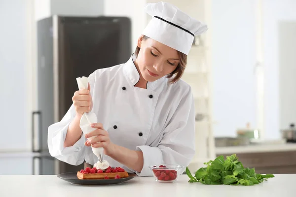 Vrouwelijke chef-kok versieren dessert — Stockfoto