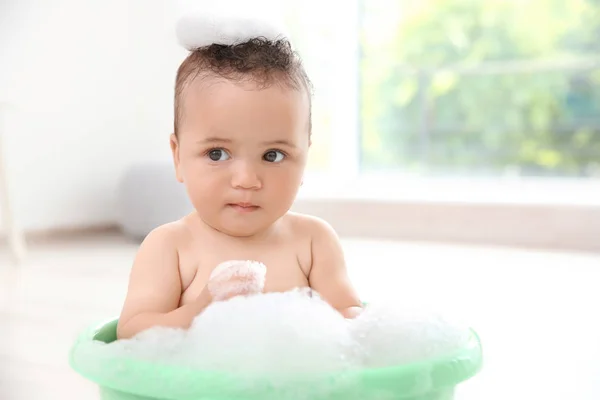 Baby, praní v lázni povodí — Stock fotografie
