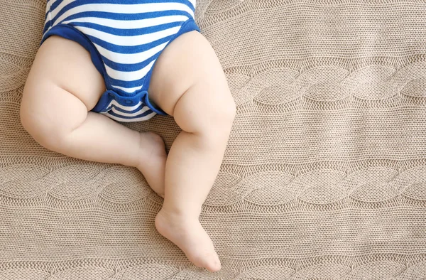 Kleine benen van schattige baby — Stockfoto