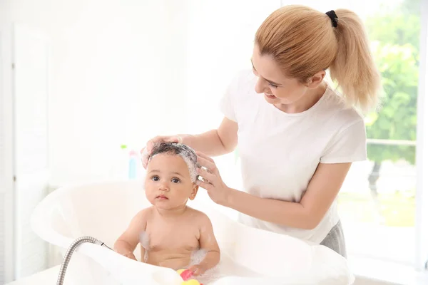 Madre bañando al bebé en casa —  Fotos de Stock