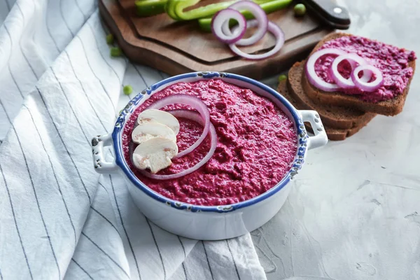 Rakott finom cukorrépa hummus a táblázat — Stock Fotó