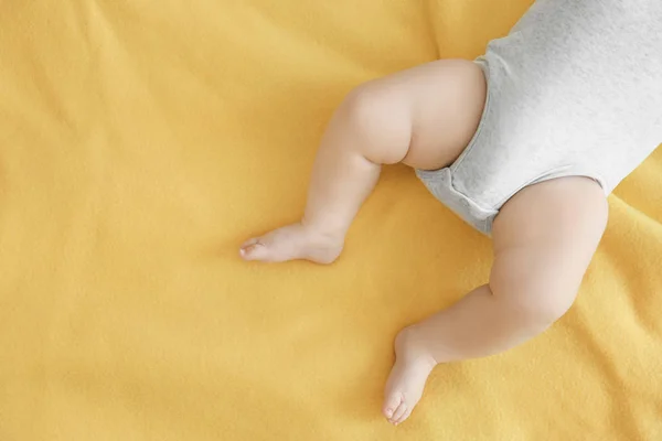 Pequeñas piernas de bebé lindo — Foto de Stock