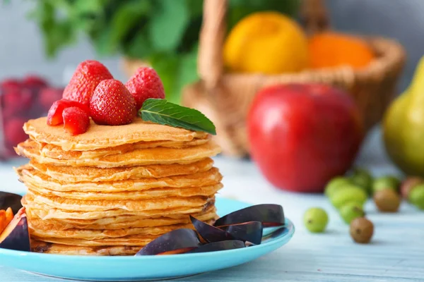 Deliziose frittelle con fragola sul tavolo — Foto Stock