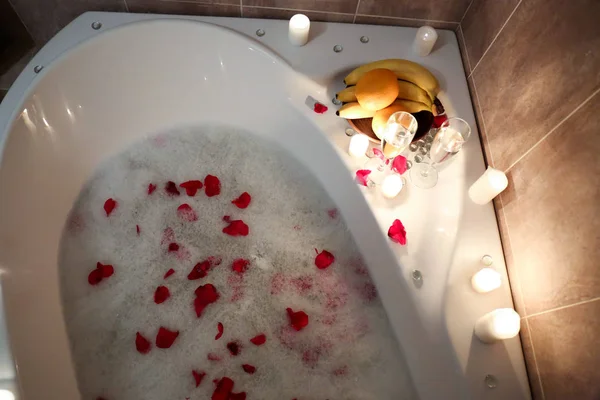 Bañera con espuma y pétalos de rosa —  Fotos de Stock