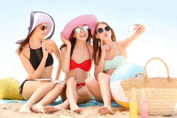 Schöne junge Frauen machen Selfie im Seebad — Stockfoto