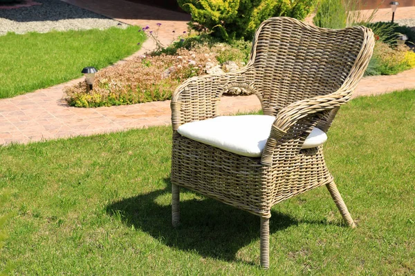 Comfortabele stoel op gras — Stockfoto