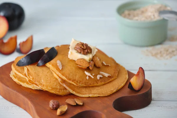 Deliciosos panqueques sobre tabla de madera — Foto de Stock