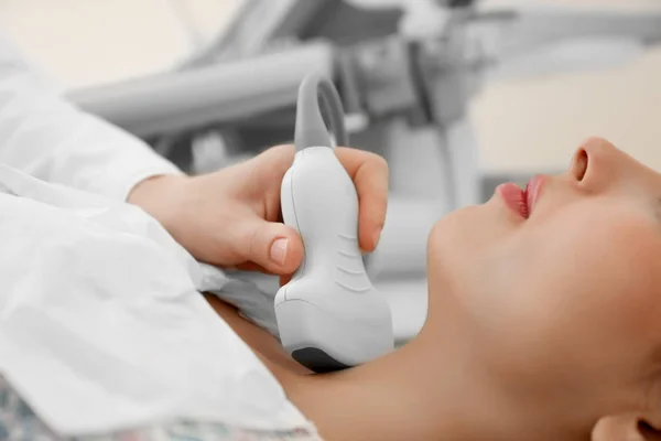 Médico realizando exame de ultra-som da mulher na clínica, close-up — Fotografia de Stock