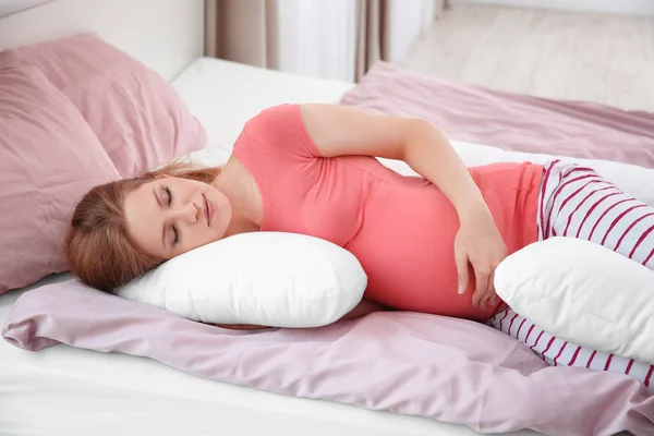 Almohada De Cuerpo Mujer Embarazada Dormir En Almohada Embarazo En Cama  Foto de stock y más banco de imágenes de Embarazada - iStock