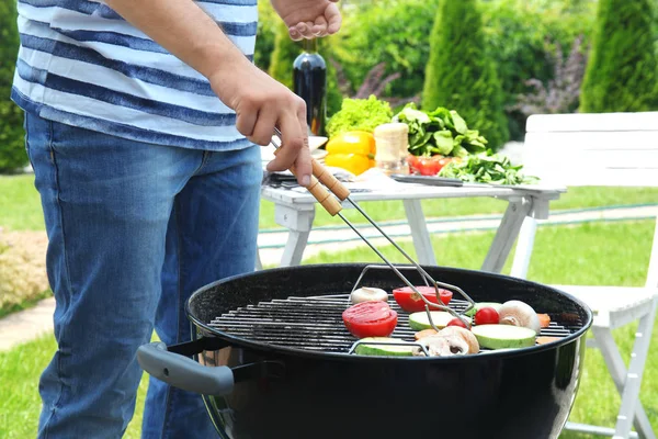 Man cooking vegetables on barbecue grill — Stock Photo, Image