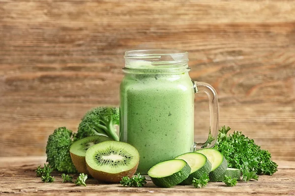 Taze yeşil smoothie ile kompozisyon