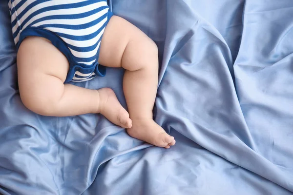 Kleine benen van schattige baby — Stockfoto