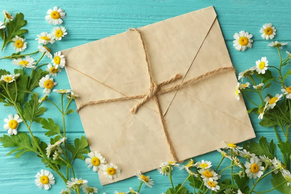 Envelope and beautiful chamomile flowers — Stock Photo, Image