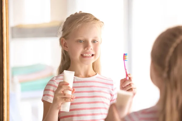 Schattig Klein Meisje Met Tandenborstel Pasta Thuis Reiniging Van Tanden — Stockfoto