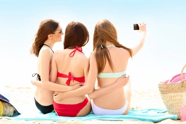 海のリゾートで selfie を取って美しい若い女性 — ストック写真