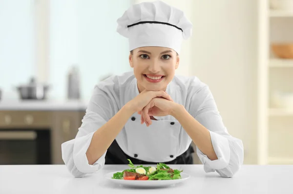 Jonge vrouwelijke chef-kok — Stockfoto
