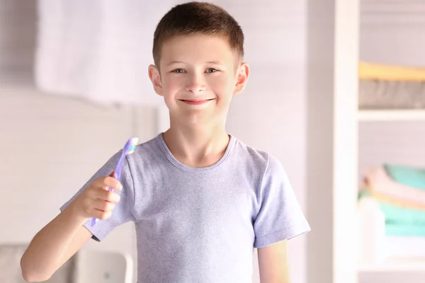 Ładny mały chłopiec z szczoteczka do zębów w domu. Czyszczenie zębów koncepcja — Zdjęcie stockowe