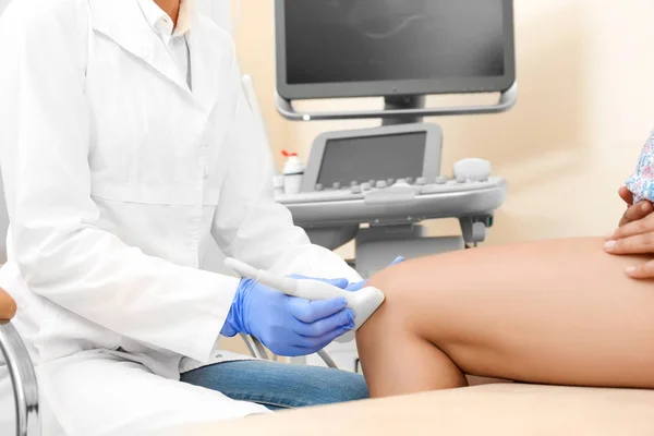 Wanita muda yang menjalani USG scan di klinik — Stok Foto