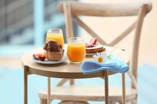 Tavolo con deliziosa colazione — Foto Stock