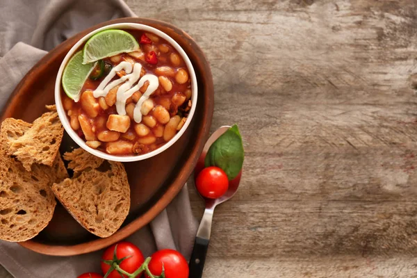 Composición con delicioso chile de pavo en tazón —  Fotos de Stock