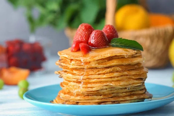 Délicieuses crêpes au miel et fraise sur la table — Photo