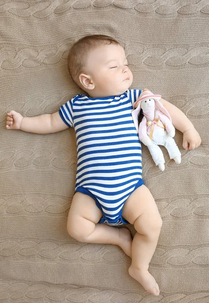 Γλυκό μωράκι που κοιμάται στο κρεβάτι — Φωτογραφία Αρχείου