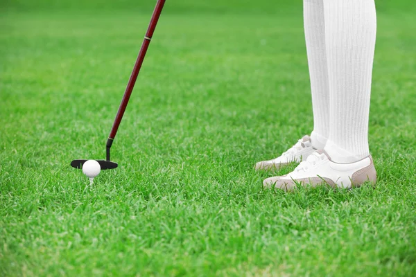 Nogi młodych golf gracz na kurs — Zdjęcie stockowe