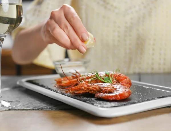 Karides kadın sıkma limon 