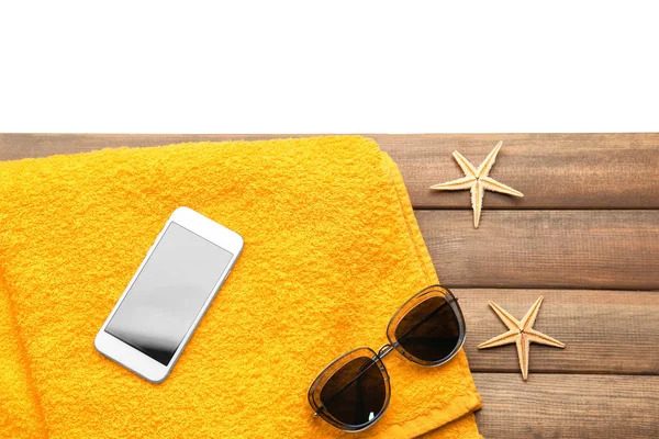 Telefon ve güneş gözlüğü ile kompozisyon 