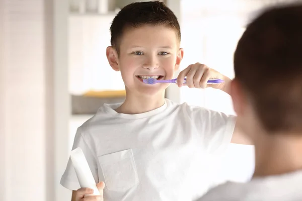 Lindo niño limpiando dientes en casa — Foto de Stock