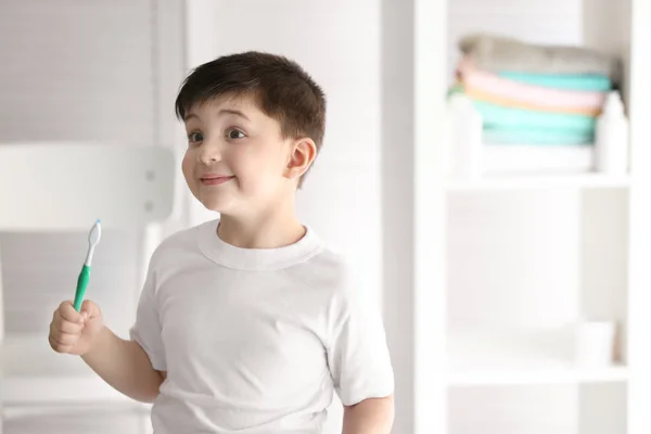 Netter kleiner Junge mit Zahnbürste zu Hause. Konzept Zähne putzen — Stockfoto